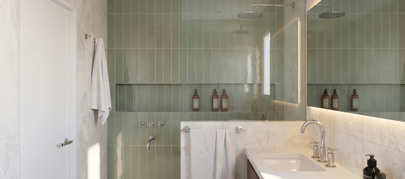 Ducha con pared verde